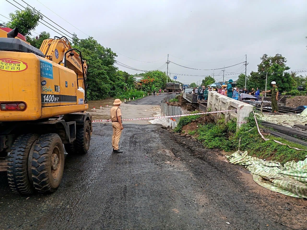 Mưa lớn khiến giao thông bị chia cắt.