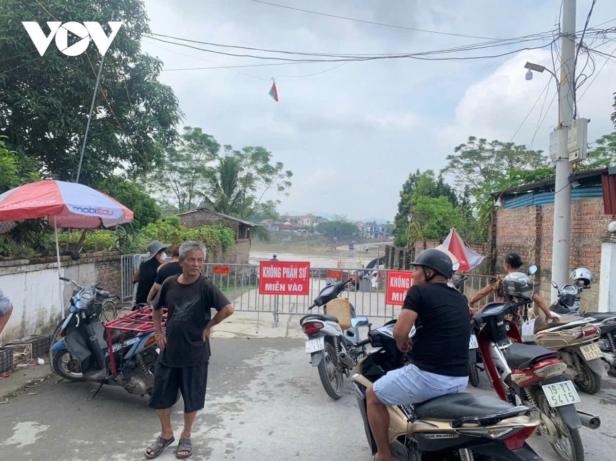 tạm cắt cầu phao phong châu phú thọ do nước lũ sông hồng về quá lớn hình ảnh 2 tam cat cau phao phong chau phu tho do nuoc lu song hong ve qua lon hinh anh 2