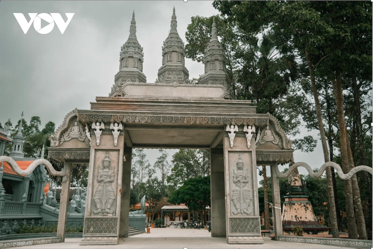 chua sa leng - vien ngoc kien truc khmer giua long tra cu hinh anh 1