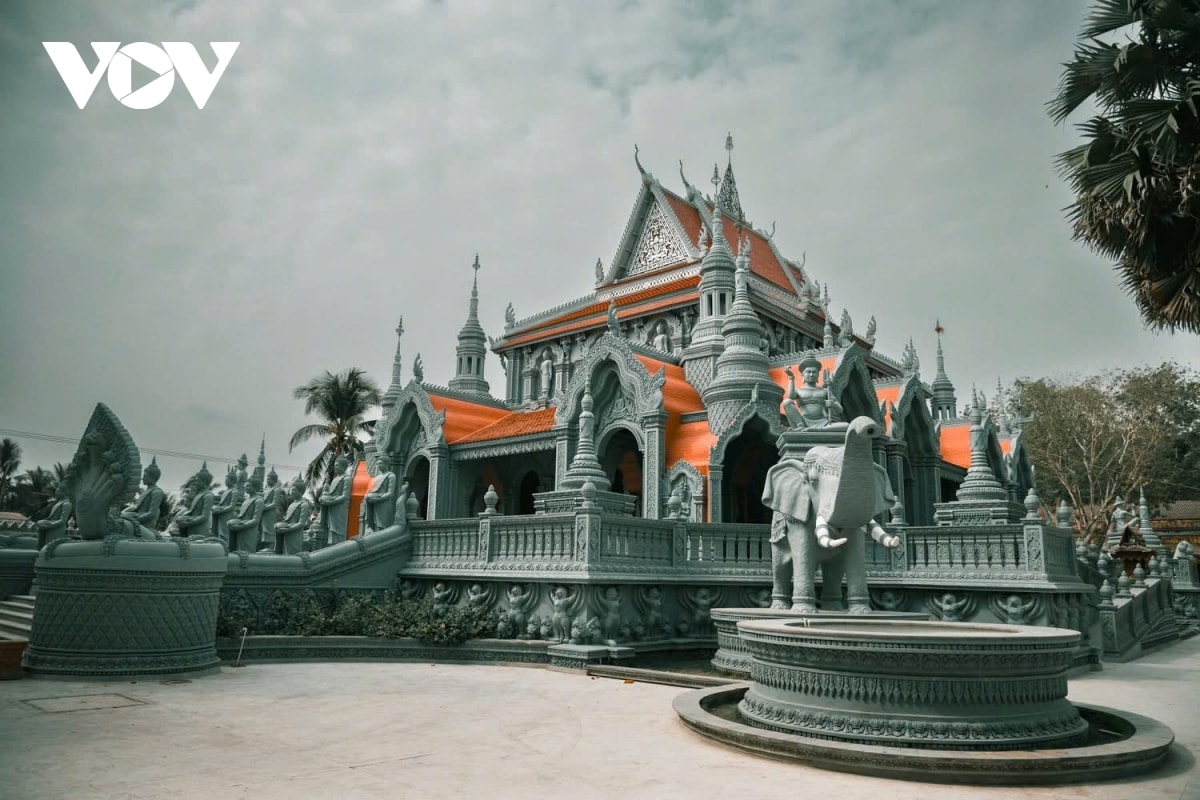 chua sa leng - vien ngoc kien truc khmer giua long tra cu hinh anh 10
