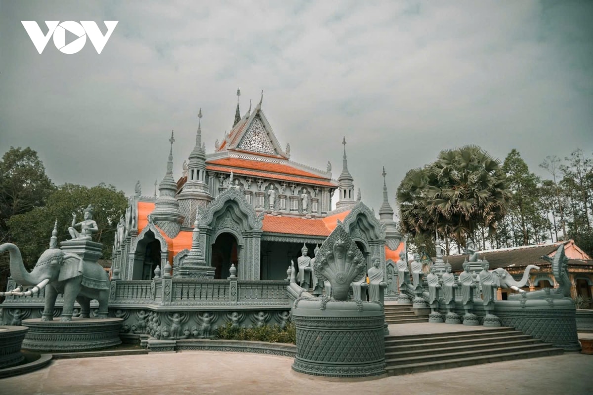 chua sa leng - vien ngoc kien truc khmer giua long tra cu hinh anh 13
