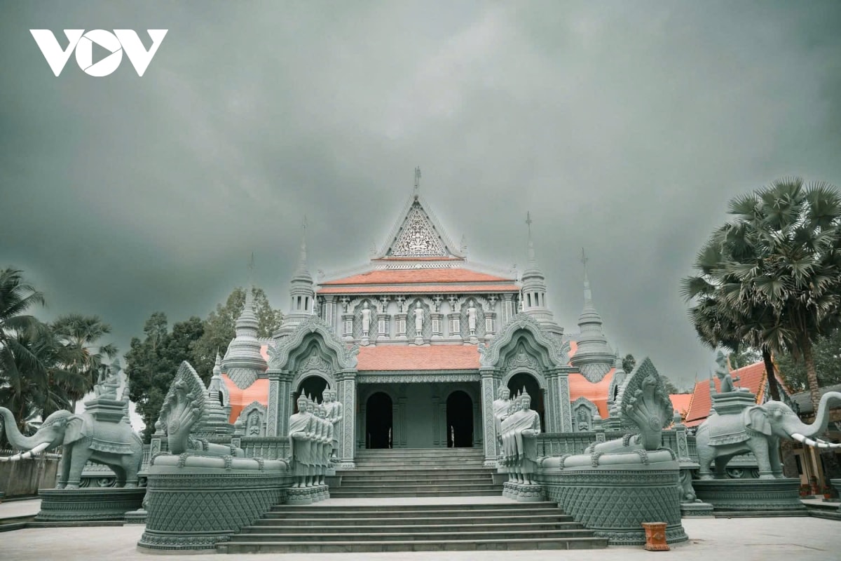 chua sa leng - vien ngoc kien truc khmer giua long tra cu hinh anh 8