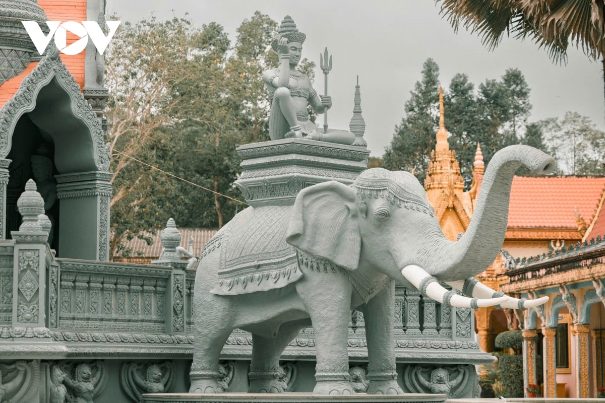 chua sa leng - vien ngoc kien truc khmer giua long tra cu hinh anh 4