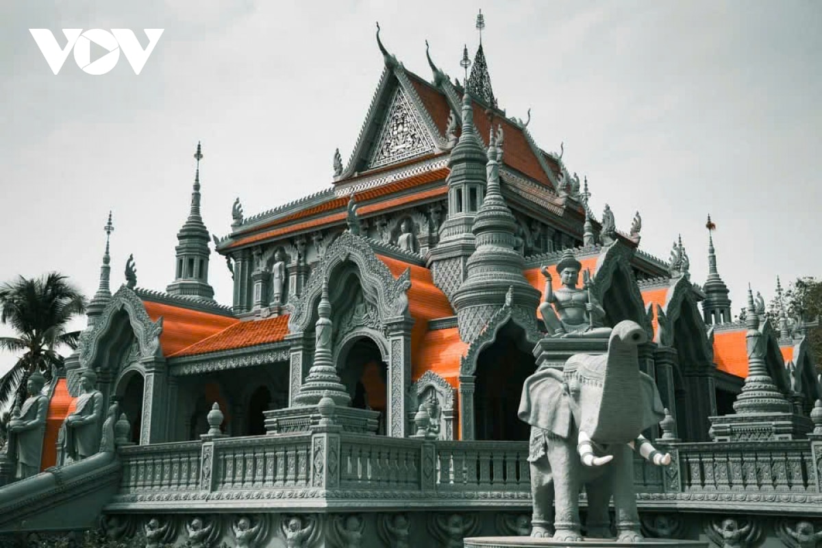 chua sa leng - vien ngoc kien truc khmer giua long tra cu hinh anh 14