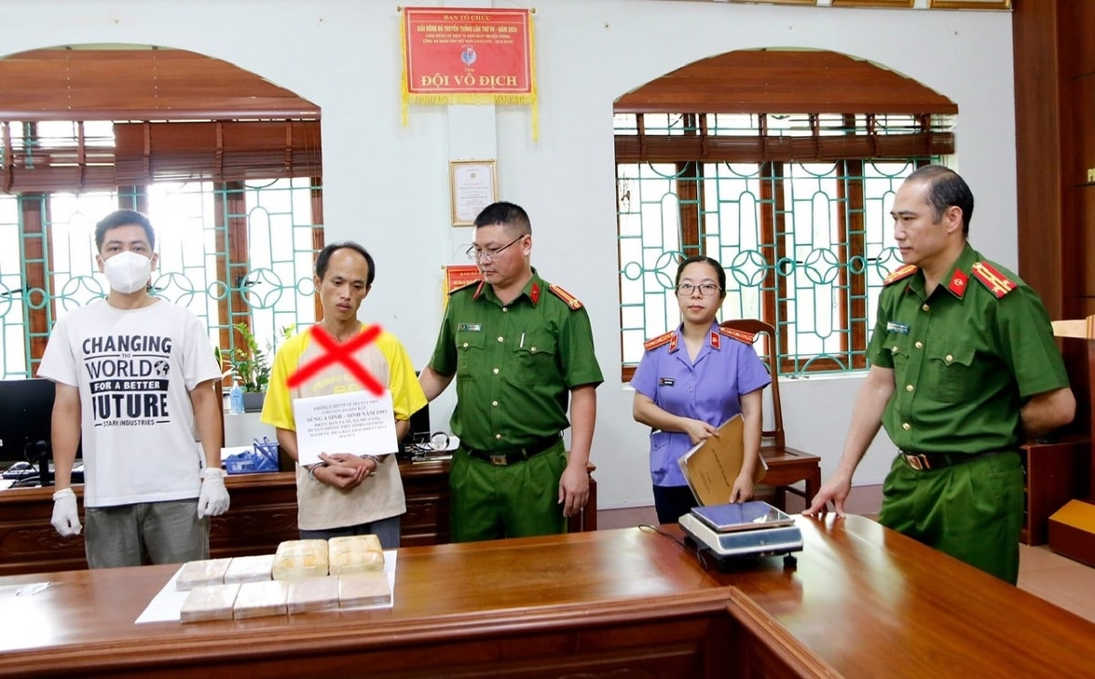 bắt giữ đối tượng mang bán 8 bánh ma túy bên đường tại lai châu hình ảnh 1 bat giu doi tuong mang ban 8 banh ma tuy ben duong tai lai chau hinh anh 1