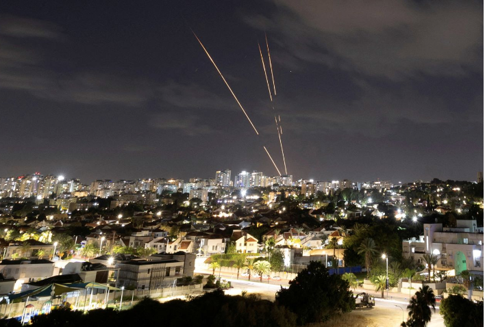 Hệ thống chống tên lửa Iron Dome của Israel đánh chặn tên lửa sau khi Iran bắn một loạt tên lửa đạn đạo, nhìn từ Ashkelon, Israel. (Ảnh: Reuters)