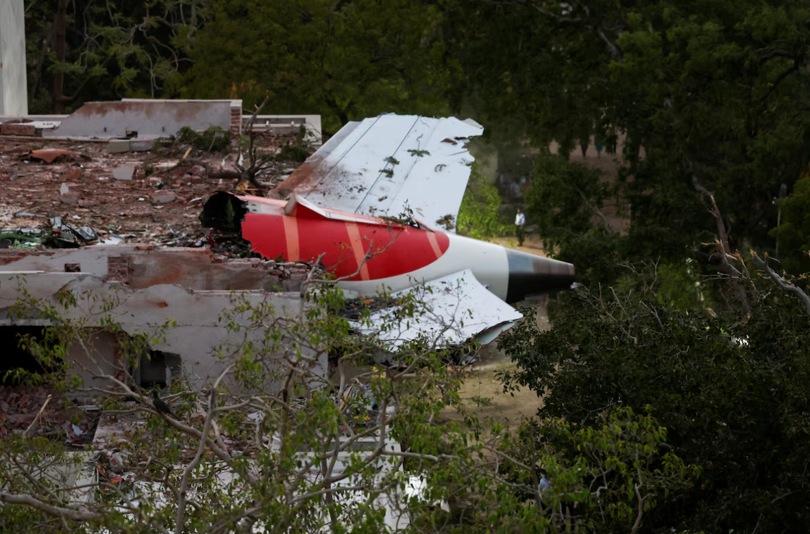 Đuôi chiếc máy bay Boeing 787 Dreamliner của Air India bị rơi. (Ảnh: Reuters)