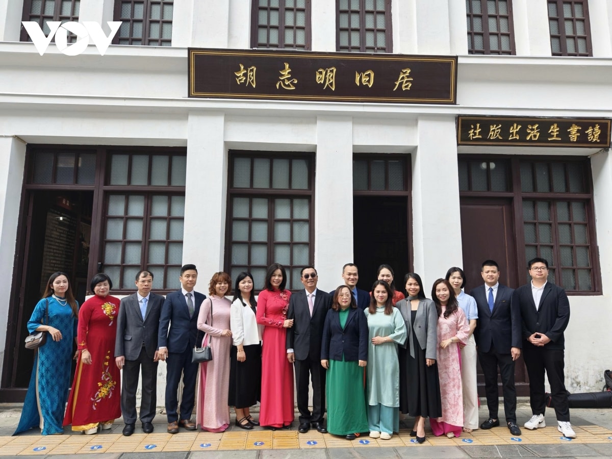 trao quà của tổng bí thư tặng khu di tích chủ tịch hồ chí minh tại côn minh hình ảnh 2 trao qua cua tong bi thu tang khu di tich chu tich ho chi minh tai con minh hinh anh 2