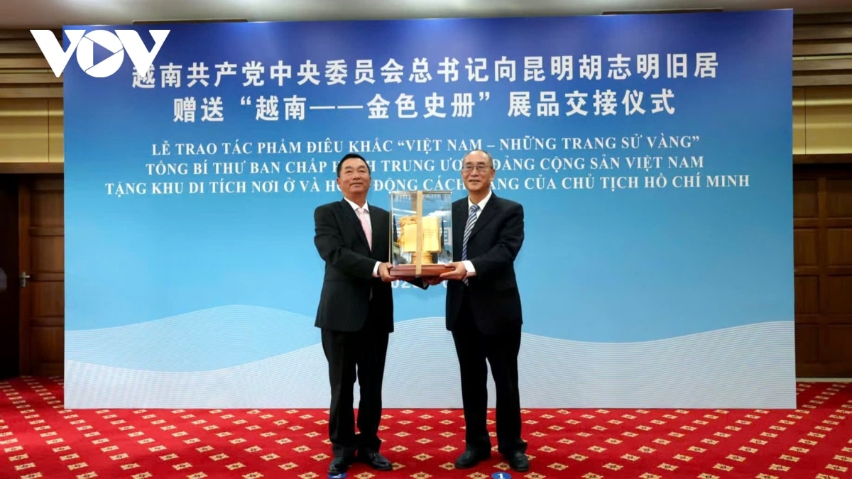 trao quà của tổng bí thư tặng khu di tích chủ tịch hồ chí minh tại côn minh hình ảnh 1 trao qua cua tong bi thu tang khu di tich chu tich ho chi minh tai con minh hinh anh 1