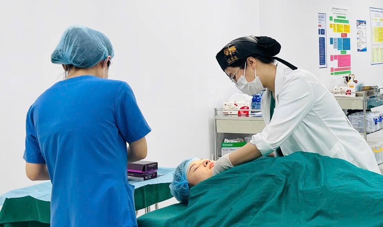 Khách hàng tiêm filler tại phòng khám. (Ảnh: BSCC)