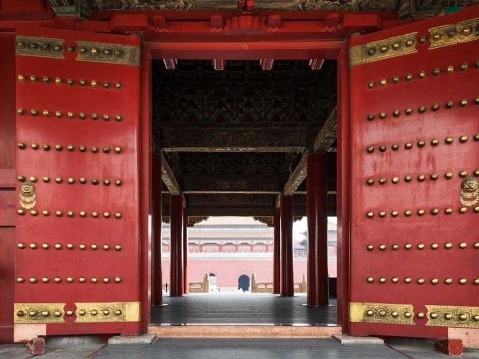 Nhiều lý do khiến du khách không dám chạm vào những chiếc đinh trên cổng ở Tử Cấm Thành. (Ảnh: Sohu)