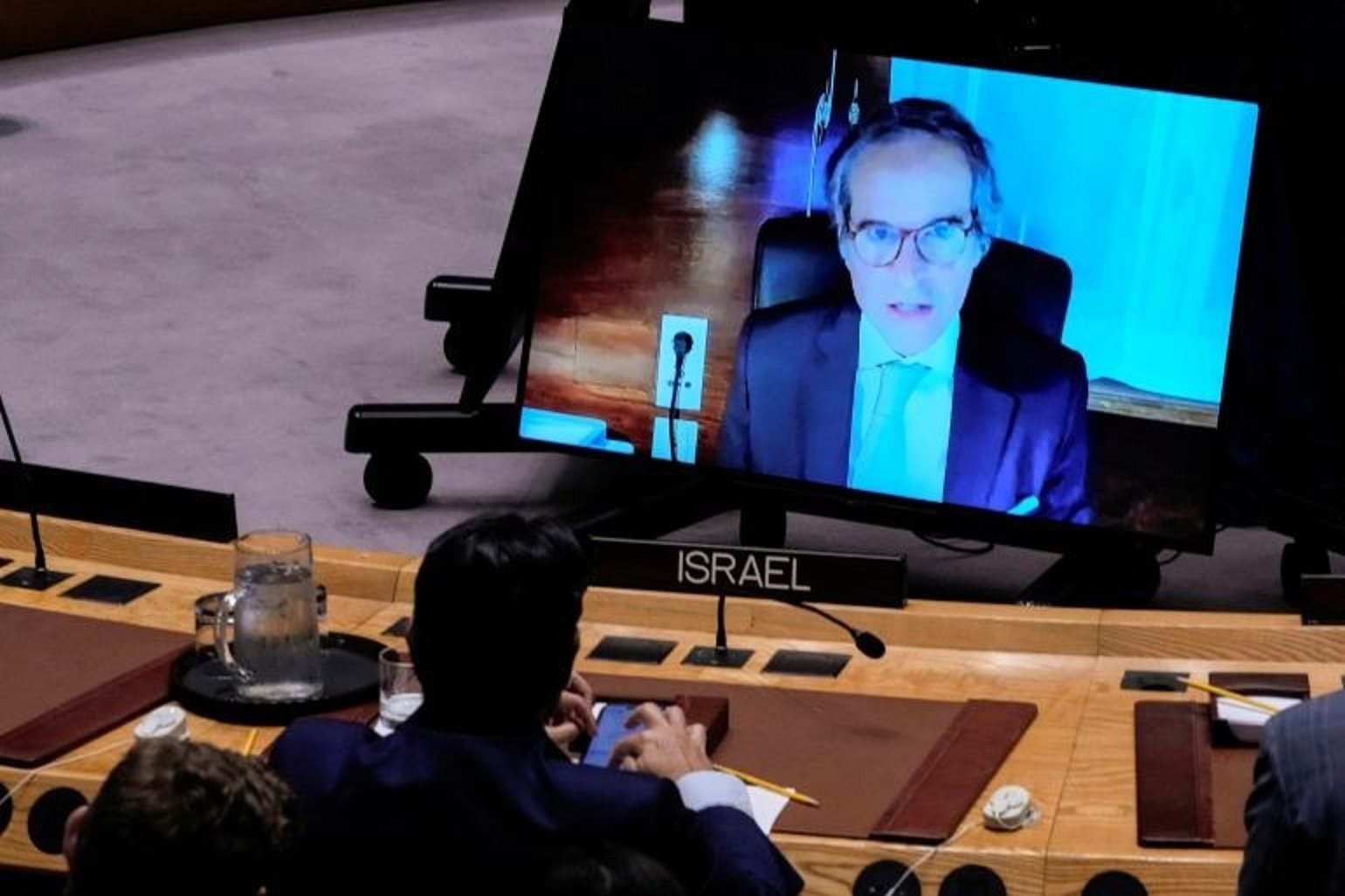 Đại sứ Israel Danny Danon lắng nghe Tổng giám đốc IAEA Rafael Grossi trong cuộc họp của Hội đồng Bảo an Liên hợp quốc, tại New York.