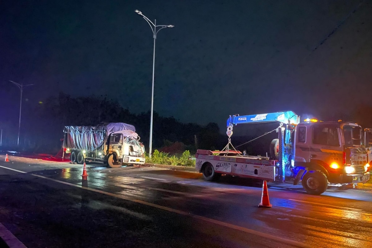 tai nạn kinh hoàng giữa 2 xe tải, 1 người chết, 3 người nguy kịch ở bình dương hình ảnh 4 tai nan kinh hoang giua 2 xe tai, 1 nguoi chet, 3 nguoi nguy kich o binh duong hinh anh 4