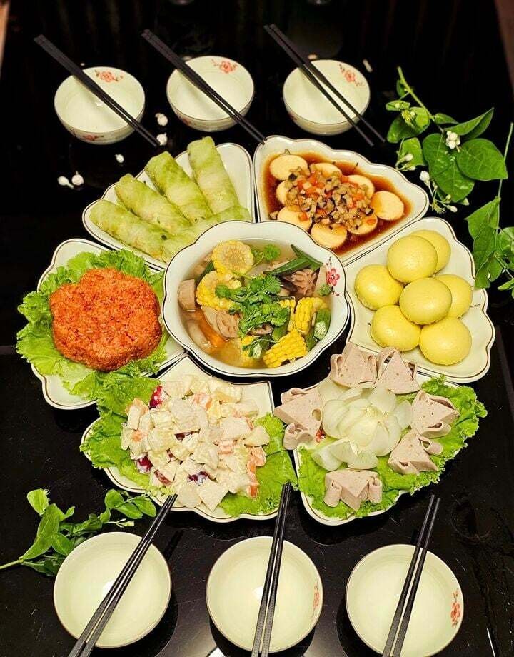 Gia chủ cần thành tâm, chuẩn bị tươm tất mâm cỗ cúng ngày rằm tháng 7. (Ảnh: Kim Oanh Vo)