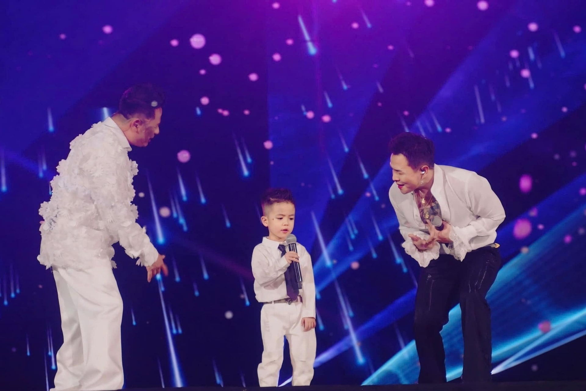 Benly, con trai Bằng Kiều xuất hiện trên sân khấu concert