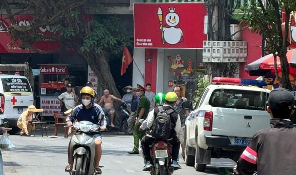 be gai 5 tuoi gap tai nan khi mo cua taxi, bang ngay qua duong hinh anh 1