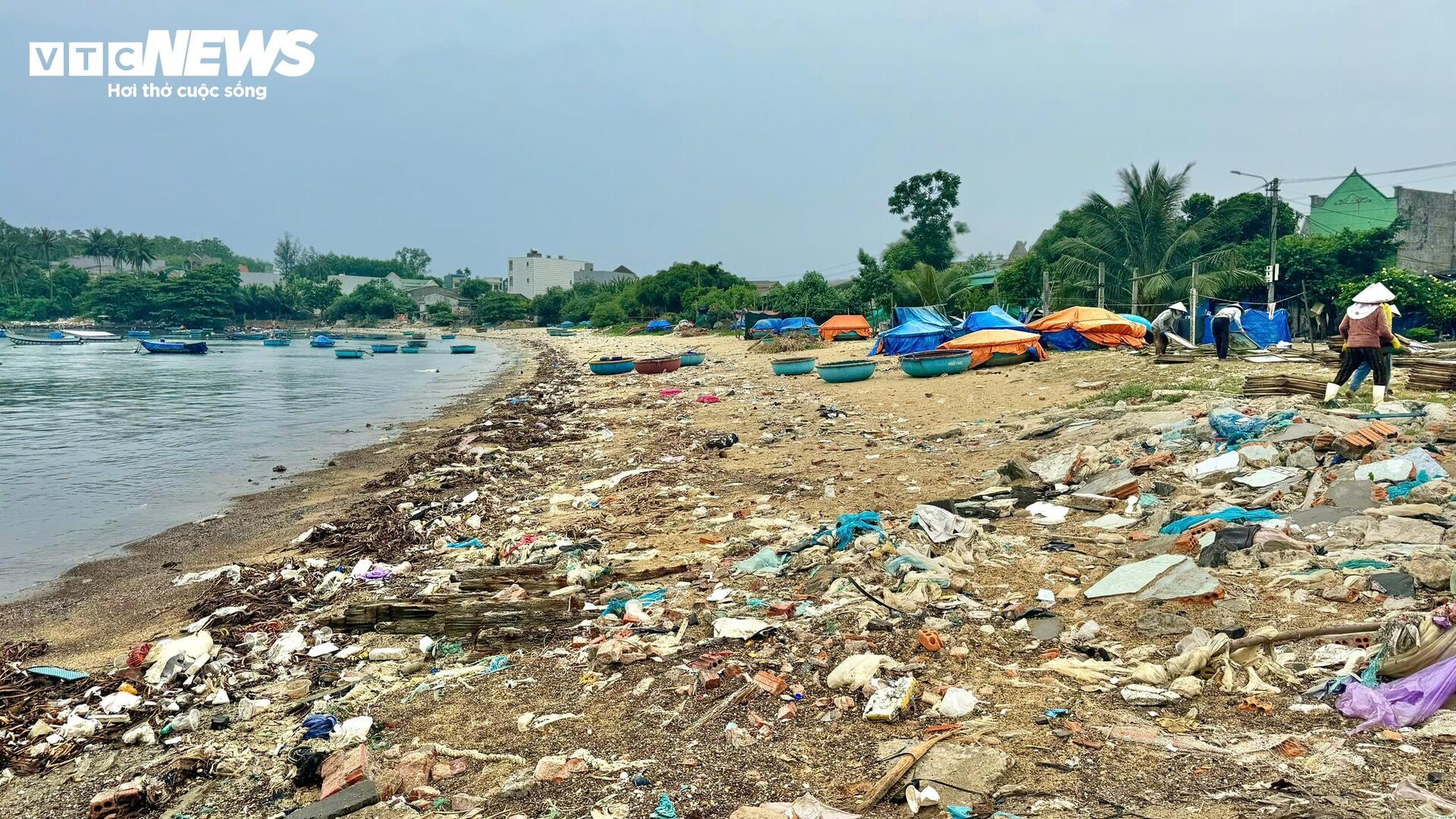 Rác thải tràn ngập gần 300m bờ biển Quảng Ngãi - 1