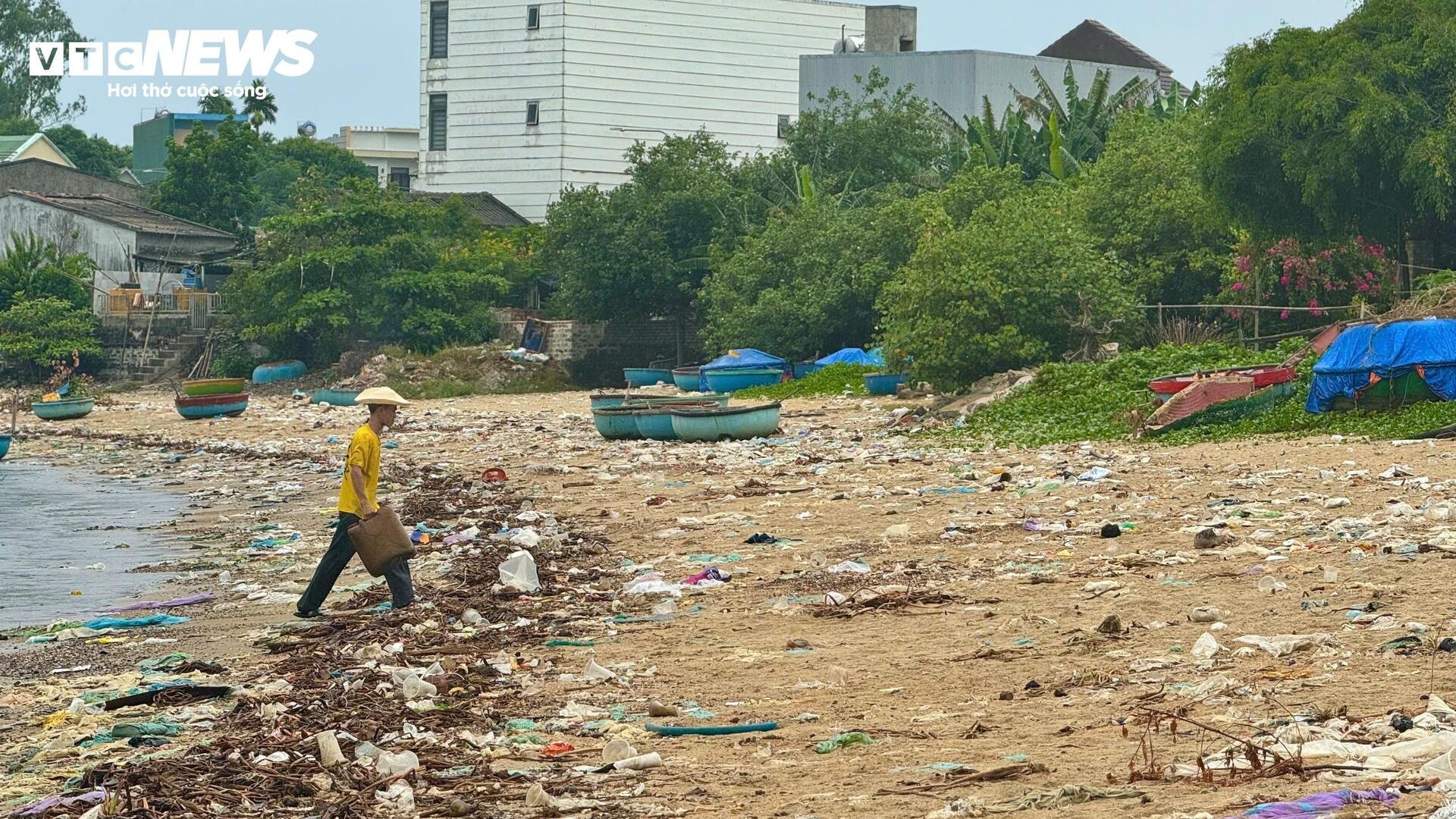Rác thải tràn ngập gần 300m bờ biển Quảng Ngãi - 5