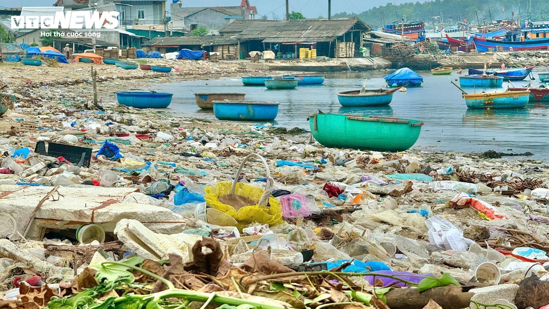 Rác thải tràn ngập gần 300m bờ biển Quảng Ngãi - 9