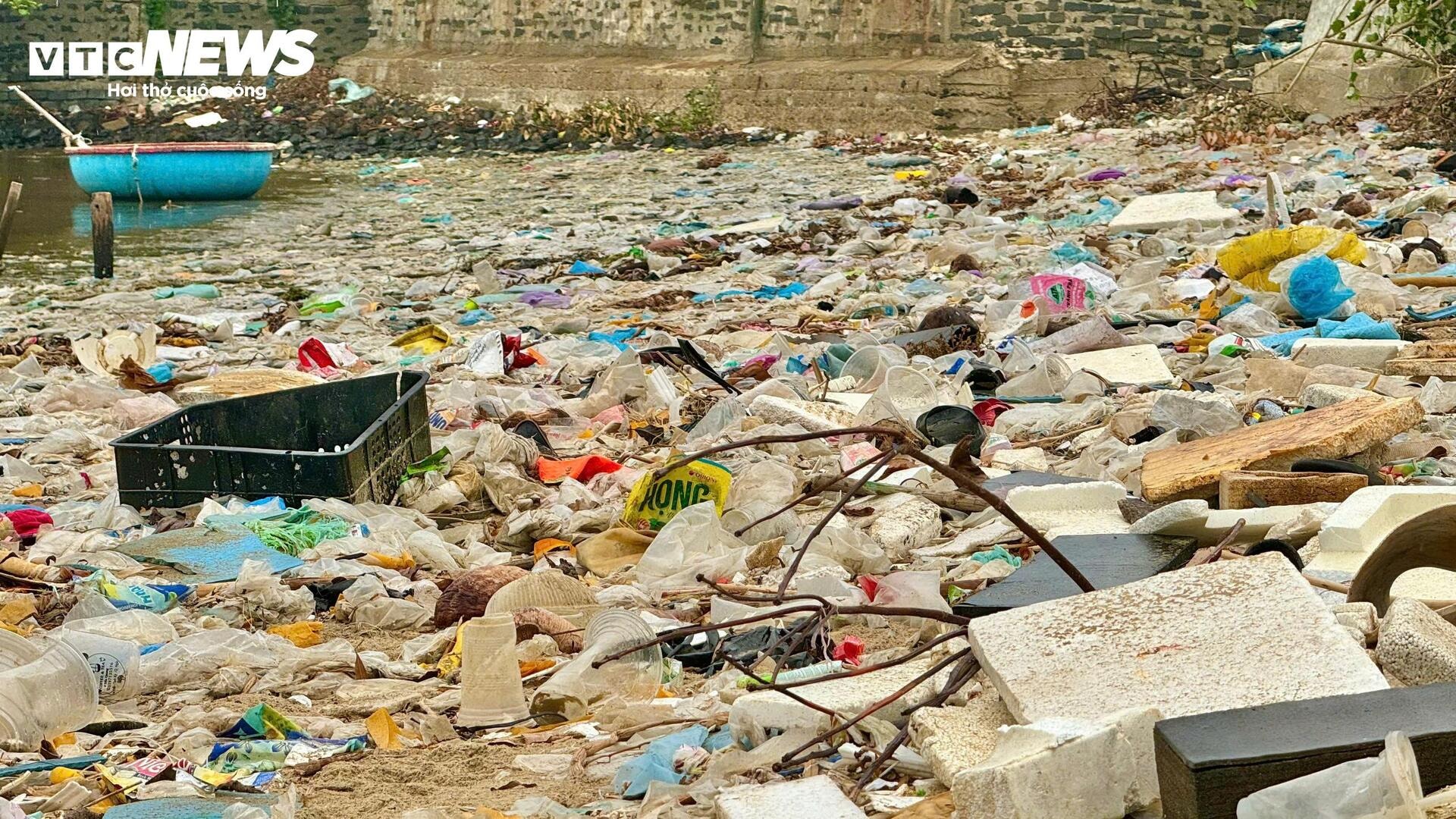 Rác thải tràn ngập gần 300m bờ biển Quảng Ngãi - 2