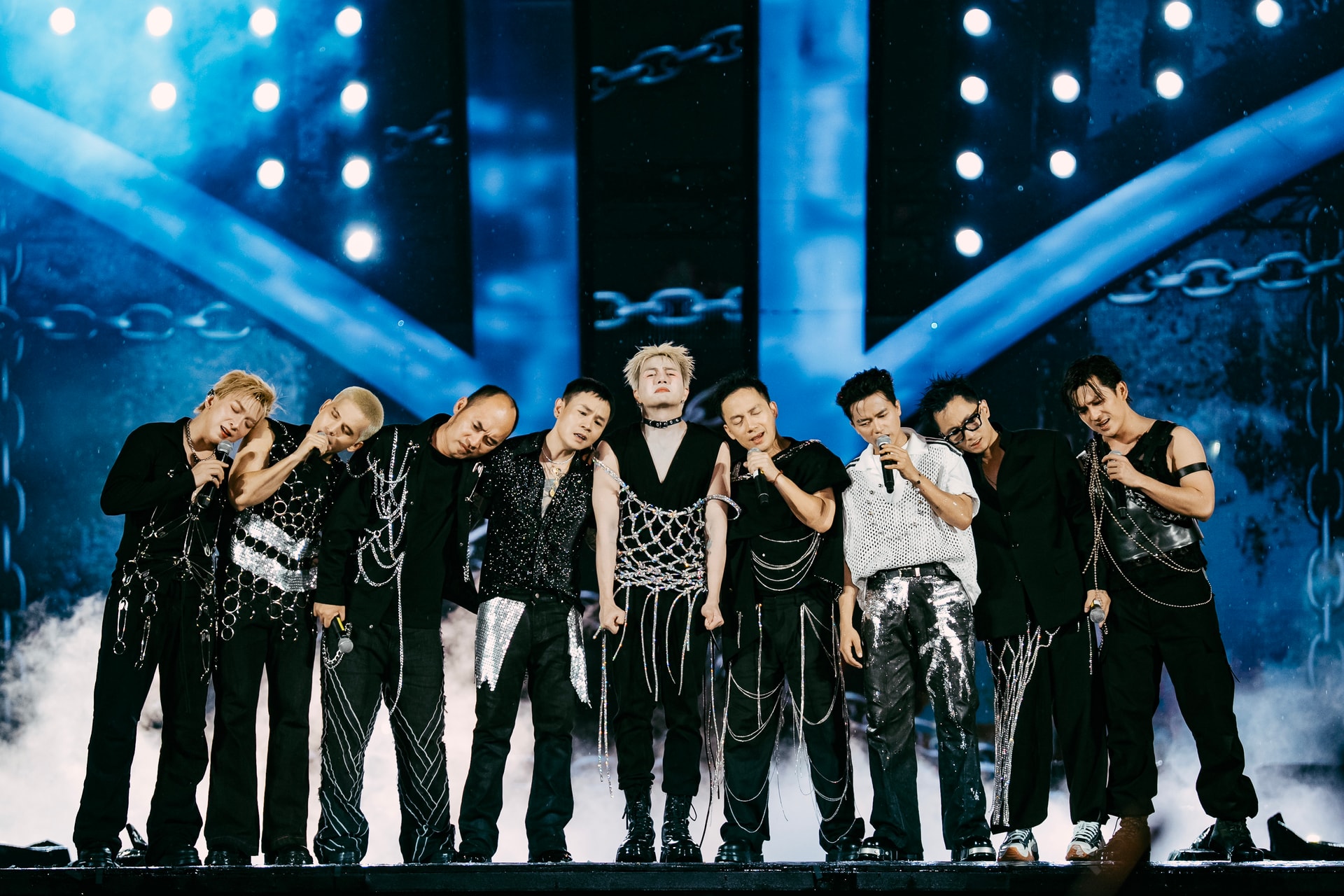 Concert thứ 6 có 61 tiết mục chia thành 7 phần gồm Chất chơi, Trào phúng, Lắng đọng, Văn hóa, Hit, Hồi ức và Quẩy dưới mưa.