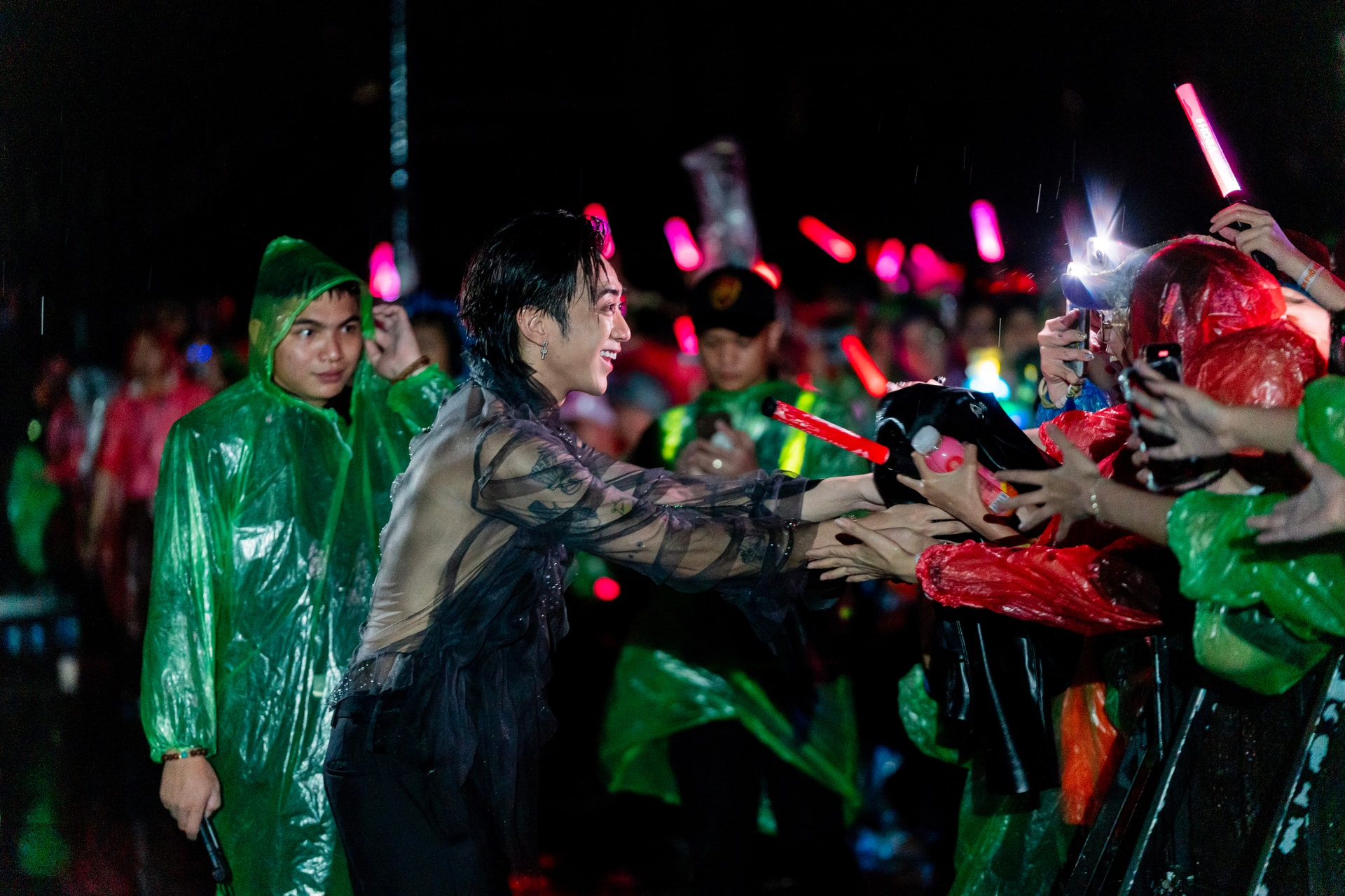 Soobin và các nghệ sĩ xuống giao lưu, trấn an người hâm mộ trong thời gian concert bị gián đoạn.