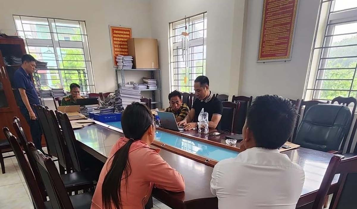 hai người mông tố taxi chặt chém òa khóc khi về trình báo công an ở hà nội hình ảnh 3 hai nguoi mong to taxi chat chem oa khoc khi ve trinh bao cong an o ha noi hinh anh 3