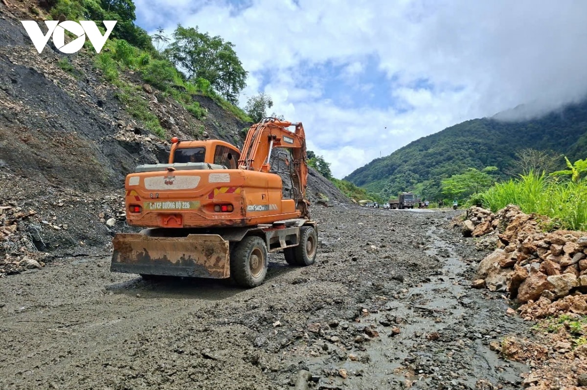 thông tuyến quốc lộ 12 trên địa bàn tỉnh Điện biên sau sạt lở hình ảnh 1 thong tuyen quoc lo 12 tren dia ban tinh Dien bien sau sat lo hinh anh 1