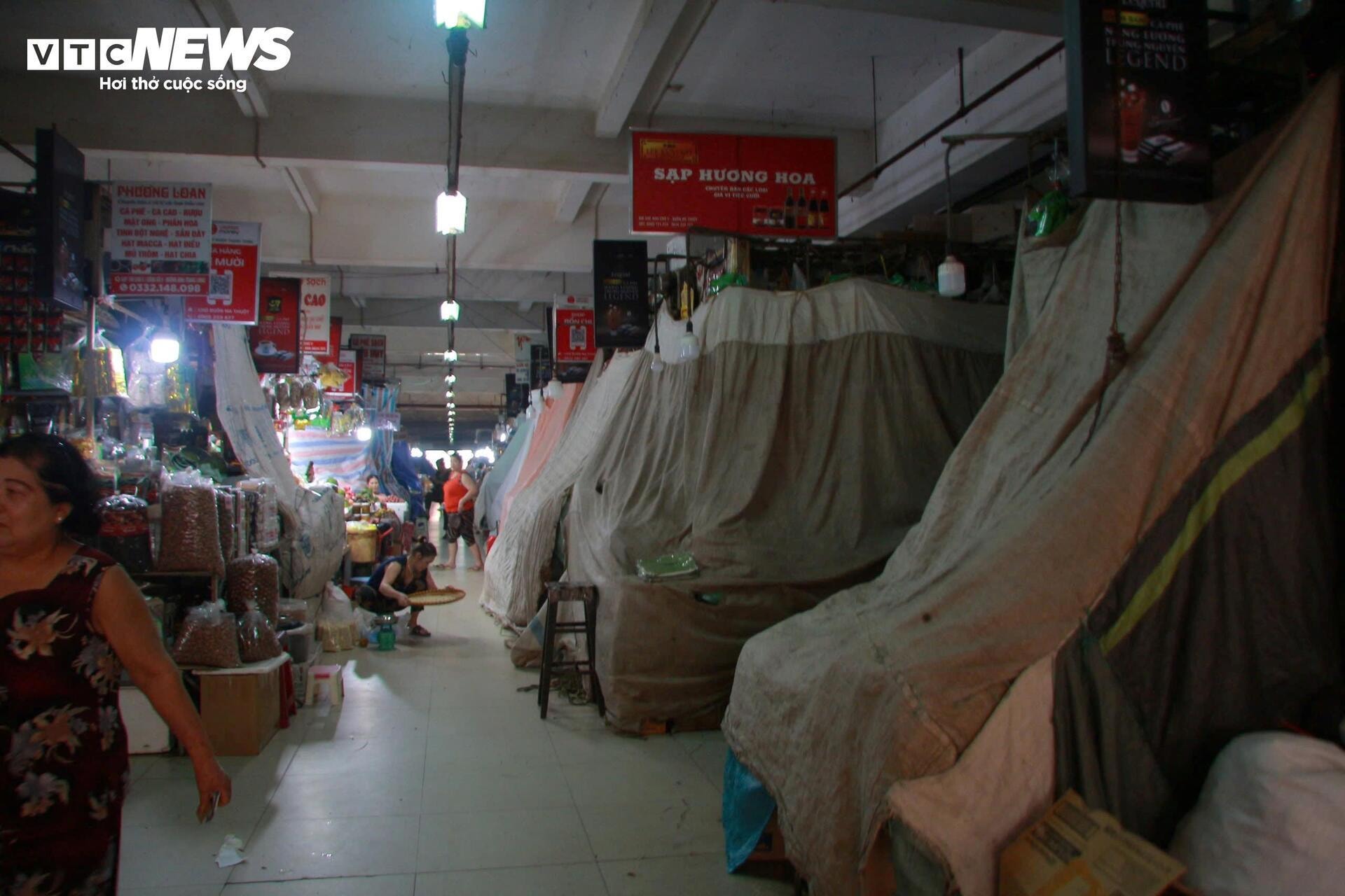 Cảnh phủ bạt, không bán hàng diễn ra khắp nơi.