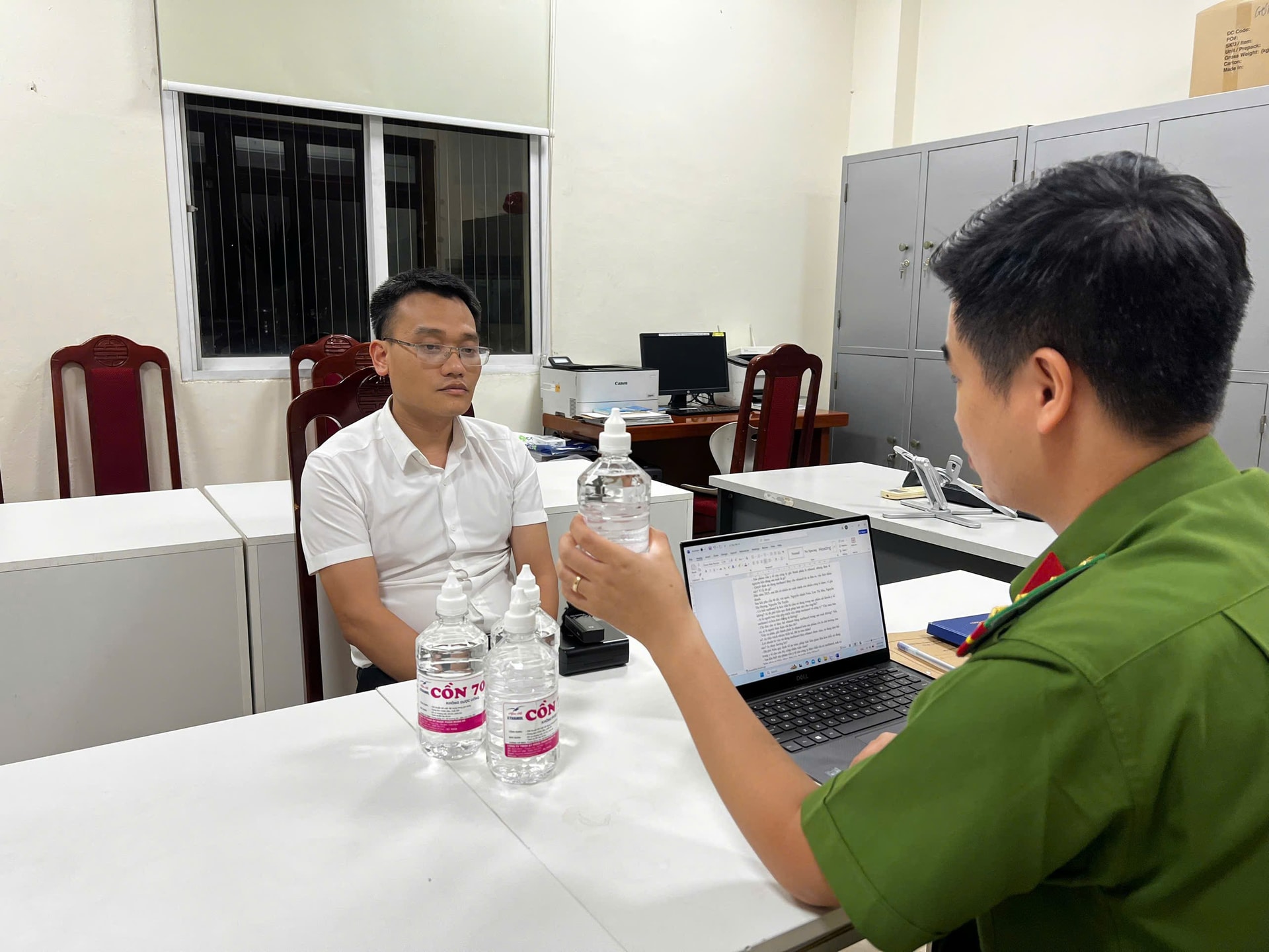 Ông Phạm Đình Tuấn, Phó Chủ tịch UBND thị trấn Chúc Sơn tại cơ quan công an.