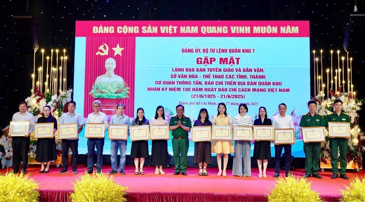 báo chí - cầu nối vững chắc giữa lực lượng vũ trang và nhân dân hình ảnh 3 bao chi - cau noi vung chac giua luc luong vu trang va nhan dan hinh anh 3