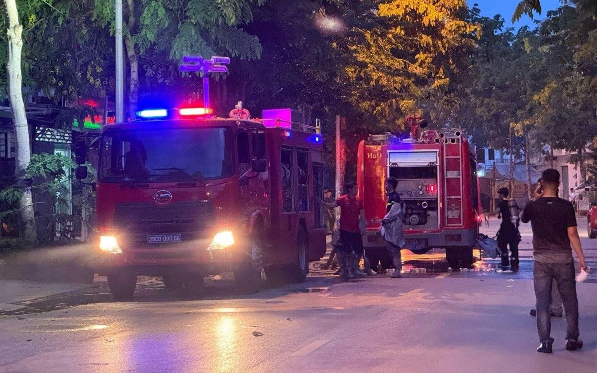 sau tiếng nổ lớn, căn nhà bốc cháy khiến 2 người tử vong ở hà Đông, hà nội hình ảnh 2 sau tieng no lon, can nha boc chay khien 2 nguoi tu vong o ha Dong, ha noi hinh anh 2