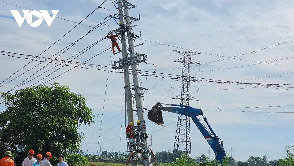 dông lốc quật gãy hàng loạt cột điện ở thanh hóa hình ảnh 2 dong loc quat gay hang loat cot dien o thanh hoa hinh anh 2
