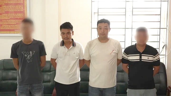 Tài xế taxi và tài xế xe ôm (áo trắng) tại cơ quan công an.