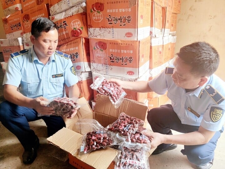 Táo đỏ là mặt hàng thực phẩm liên tục phát hiện kém chất lượng, không rõ nguồn gốc. (Ảnh: QLTT)