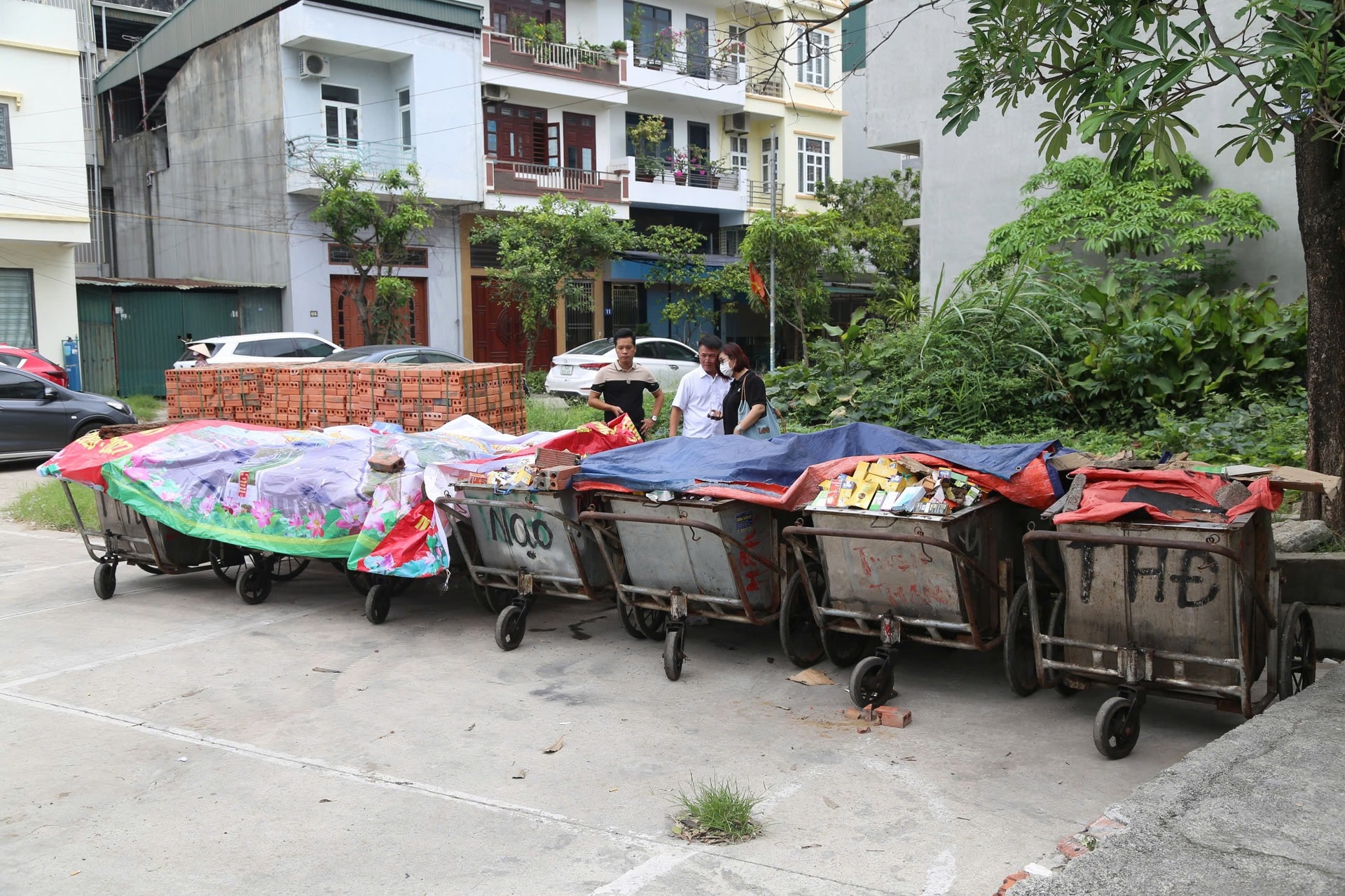 Hàng nghìn hộp thực phẩm chức năng được thu gom, chất đầy trên 13 xe thu gom rác.