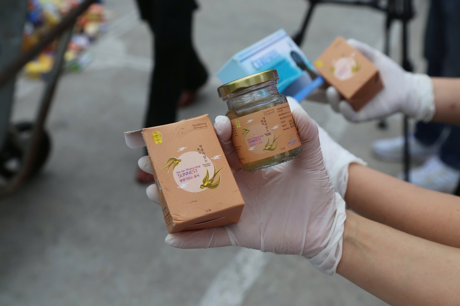 Hàng nghìn hộp thực phẩm chức năng hết hạn bị vứt ra bãi rác ở Quảng Ninh - 3