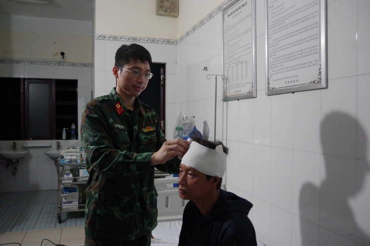 cấp cứu kịp thời ngư dân gặp nạn trên biển tại bệnh xá đảo trường sa hình ảnh 3 cap cuu kip thoi ngu dan gap nan tren bien tai benh xa dao truong sa hinh anh 3