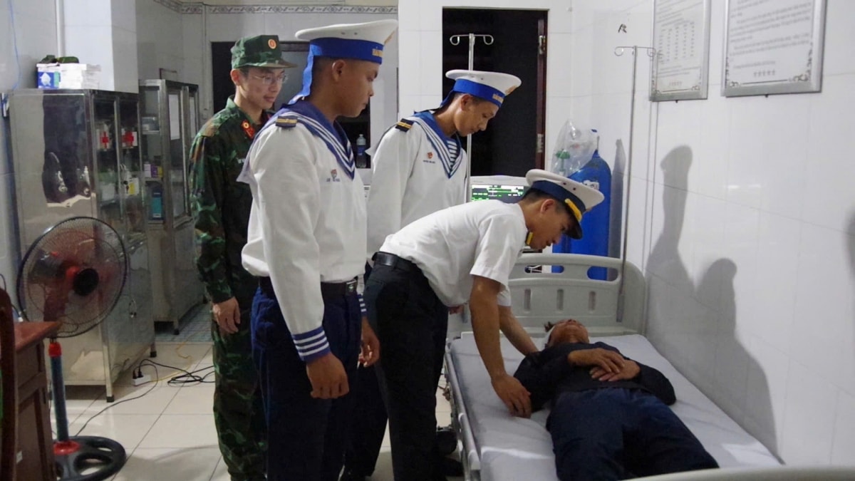 cấp cứu kịp thời ngư dân gặp nạn trên biển tại bệnh xá đảo trường sa hình ảnh 2 cap cuu kip thoi ngu dan gap nan tren bien tai benh xa dao truong sa hinh anh 2