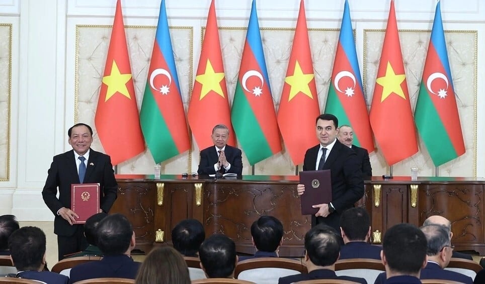 Trước sự chứng kiến của Tổng Bí thư Tô Lâm và Tổng thống Azerbaijan Ilham Aliyev, Bộ trưởng Bộ VHTTDL Việt Nam Nguyễn Văn Hùng và Bộ trưởng Bộ Văn hóa Azerbaijan Adil Karimli trao Bản ghi nhớ hợp tác văn hóa (ngày 8/5/2025). (Ảnh: THỐNG NHẤT)