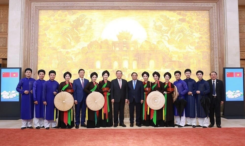 Thủ tướng Phạm Minh Chính, Thủ tướng Trung Quốc Lý Cường và Bộ trưởng Nguyễn Văn Hùng cùng với các liền anh, liền chị. Ảnh: DƯƠNG GIANG