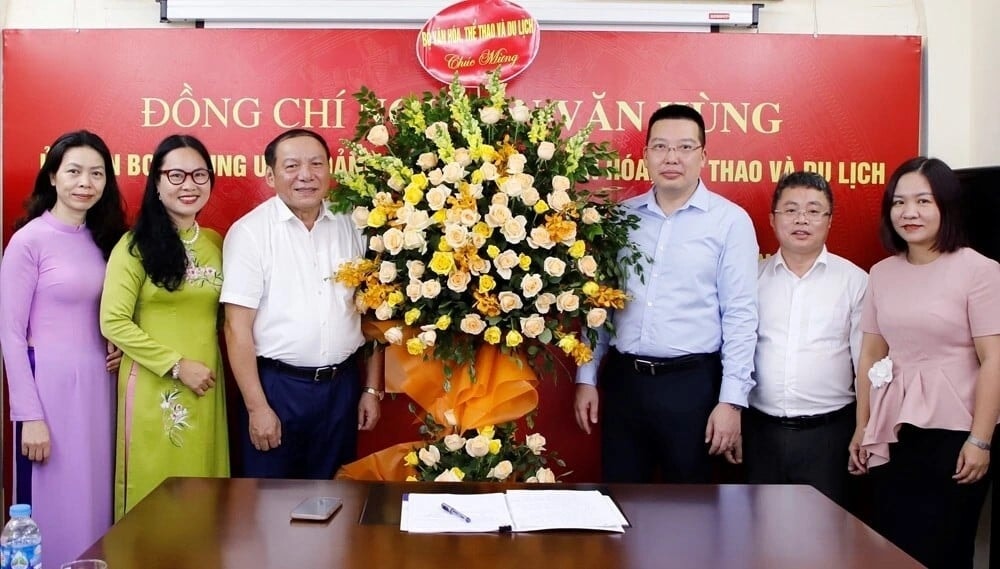Bộ trưởng Nguyễn Văn Hùng thăm, làm việc và chúc mừng Báo Văn Hóa nhân kỷ niệm 98 năm Ngày Báo chí Cách mạng Việt Nam (21/6/1925 - 21/6/2023). Ảnh: TR.HUẤN