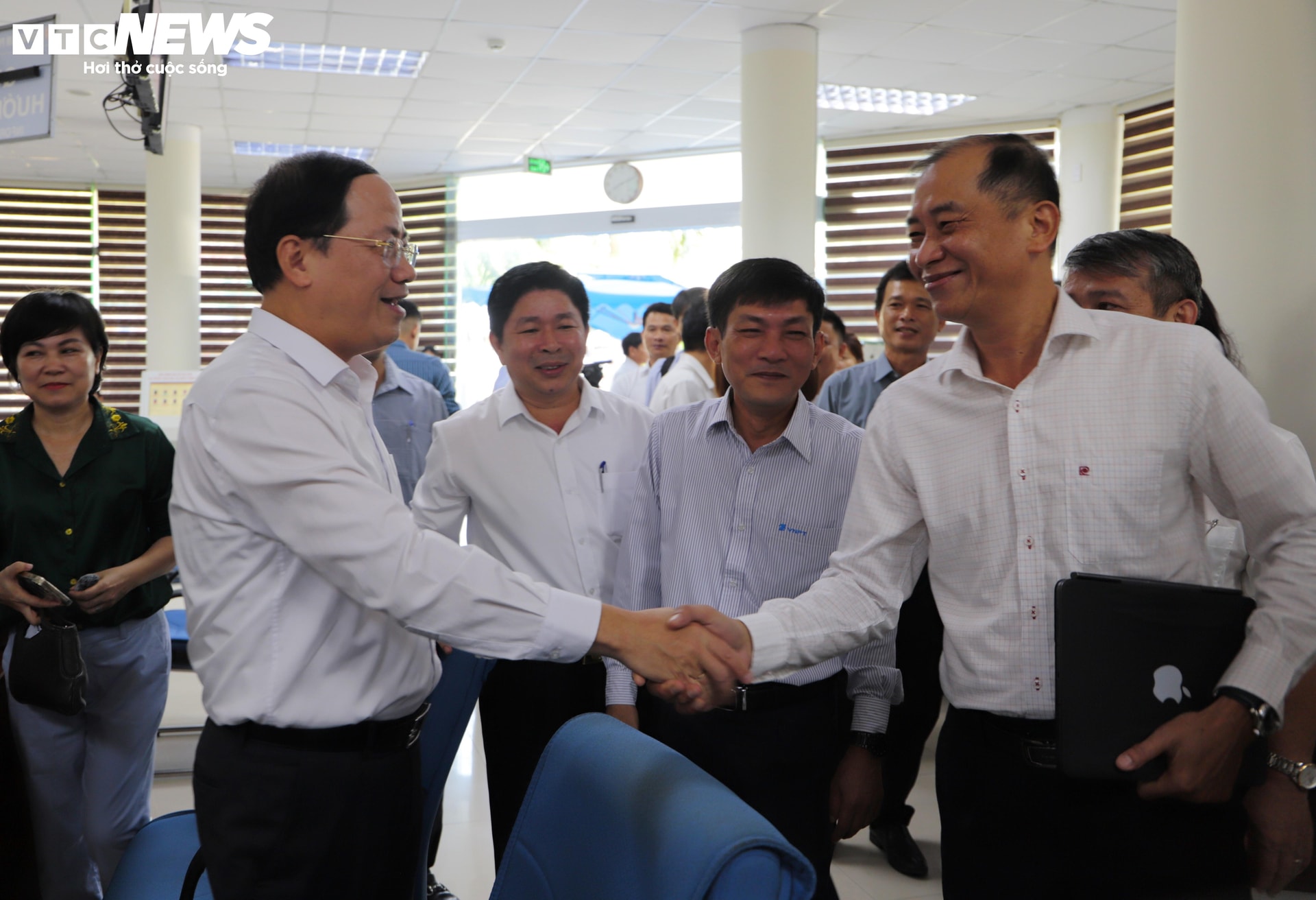 Ngày đầu vận hành mô hình chính quyền 2 cấp ở Bình Định với phương châm
