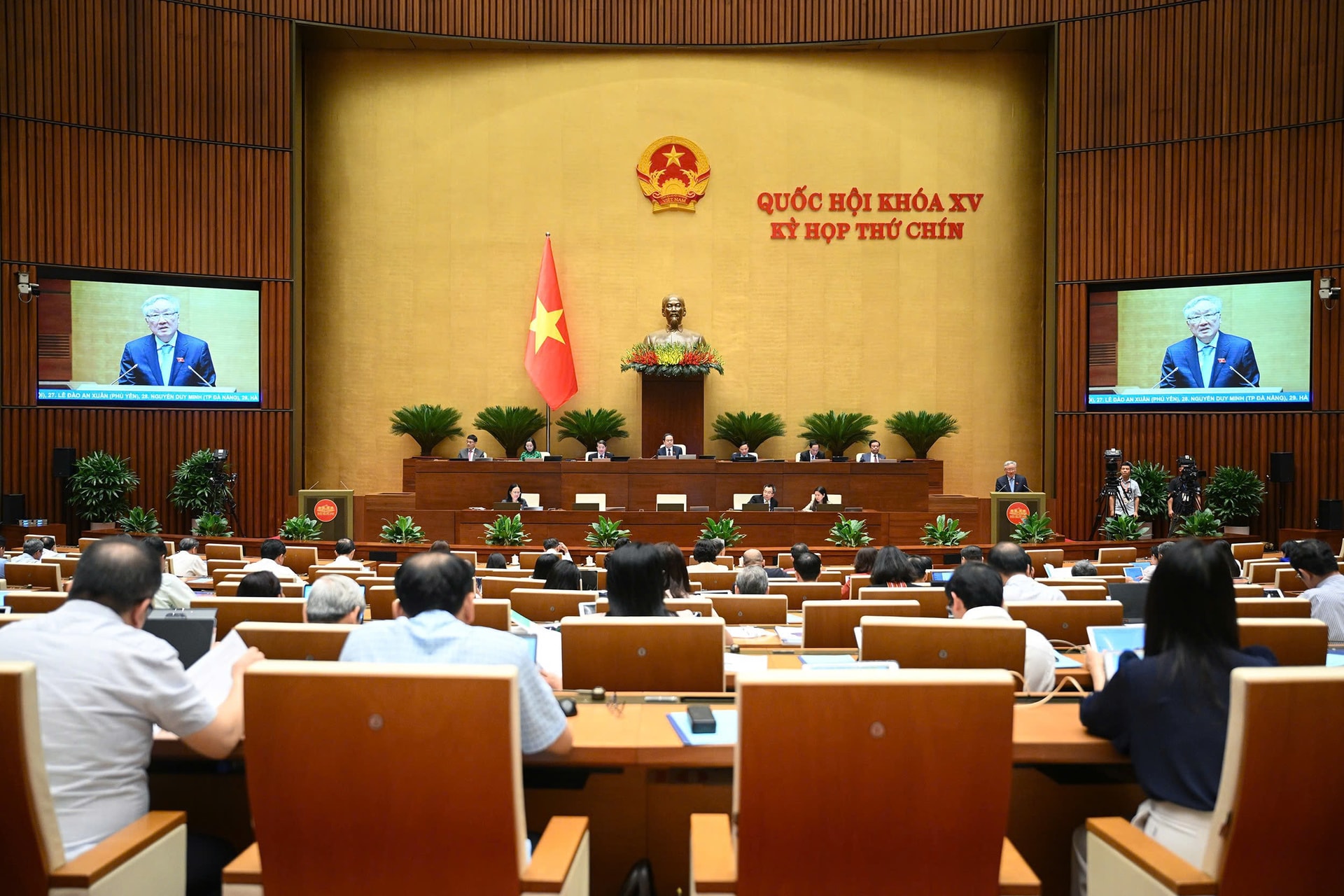 Toàn cảnh phiên họp sáng 20/6.