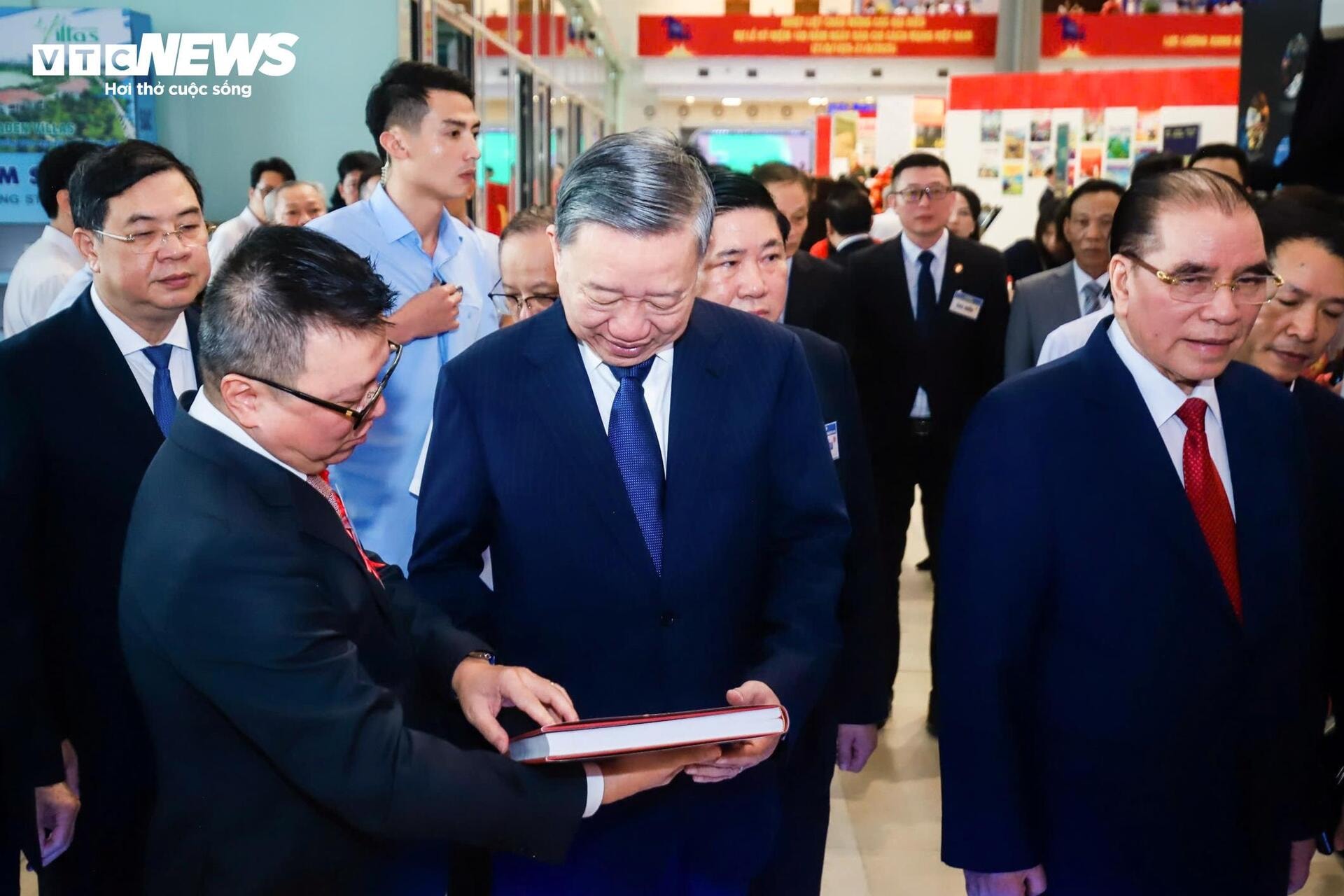 Tổng Bí thư, Thủ tướng, Chủ tịch Quốc hội tham quan Hội Báo toàn quốc 2025 - 8