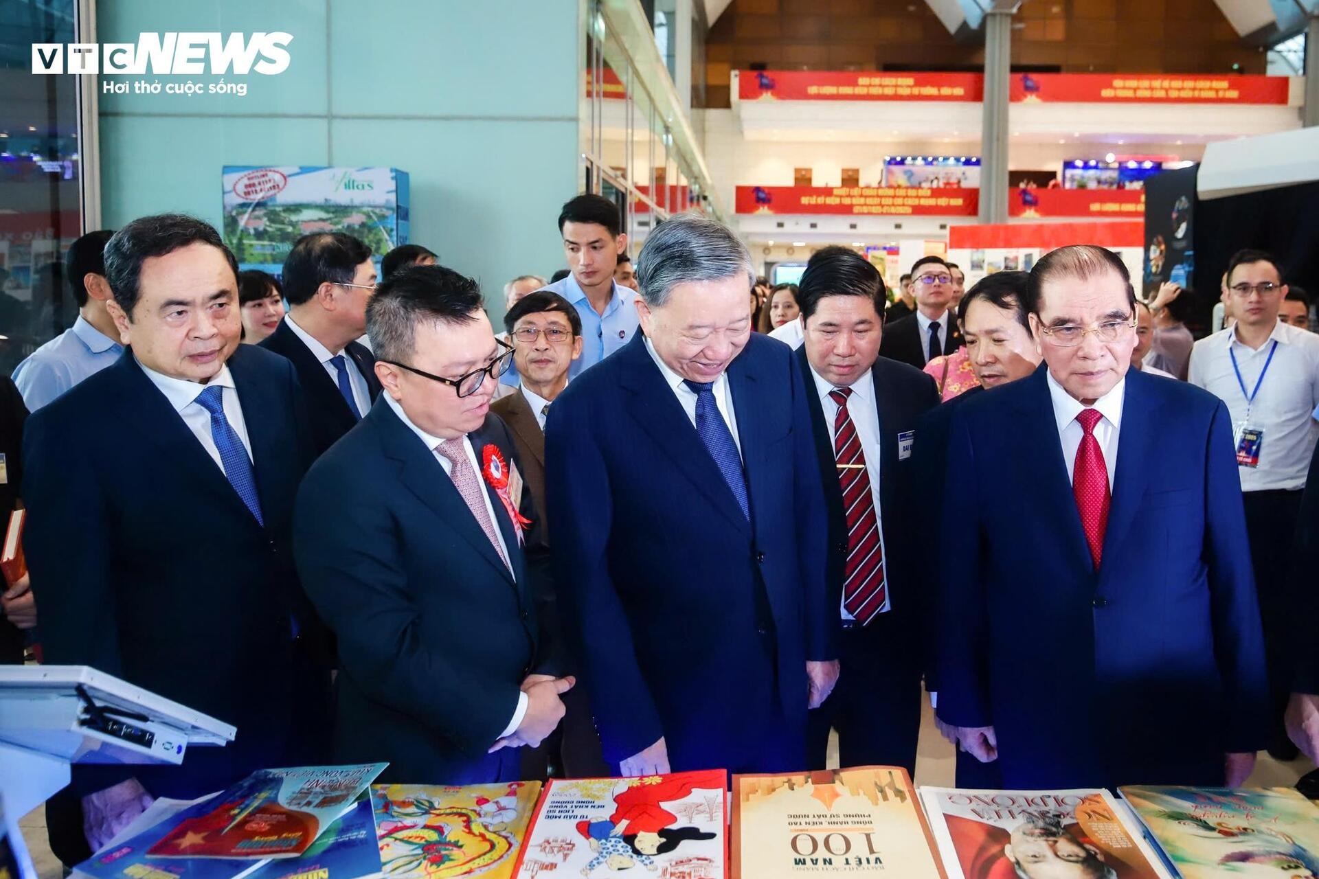 Tổng Bí thư, Thủ tướng, Chủ tịch Quốc hội tham quan Hội Báo toàn quốc 2025 - 7