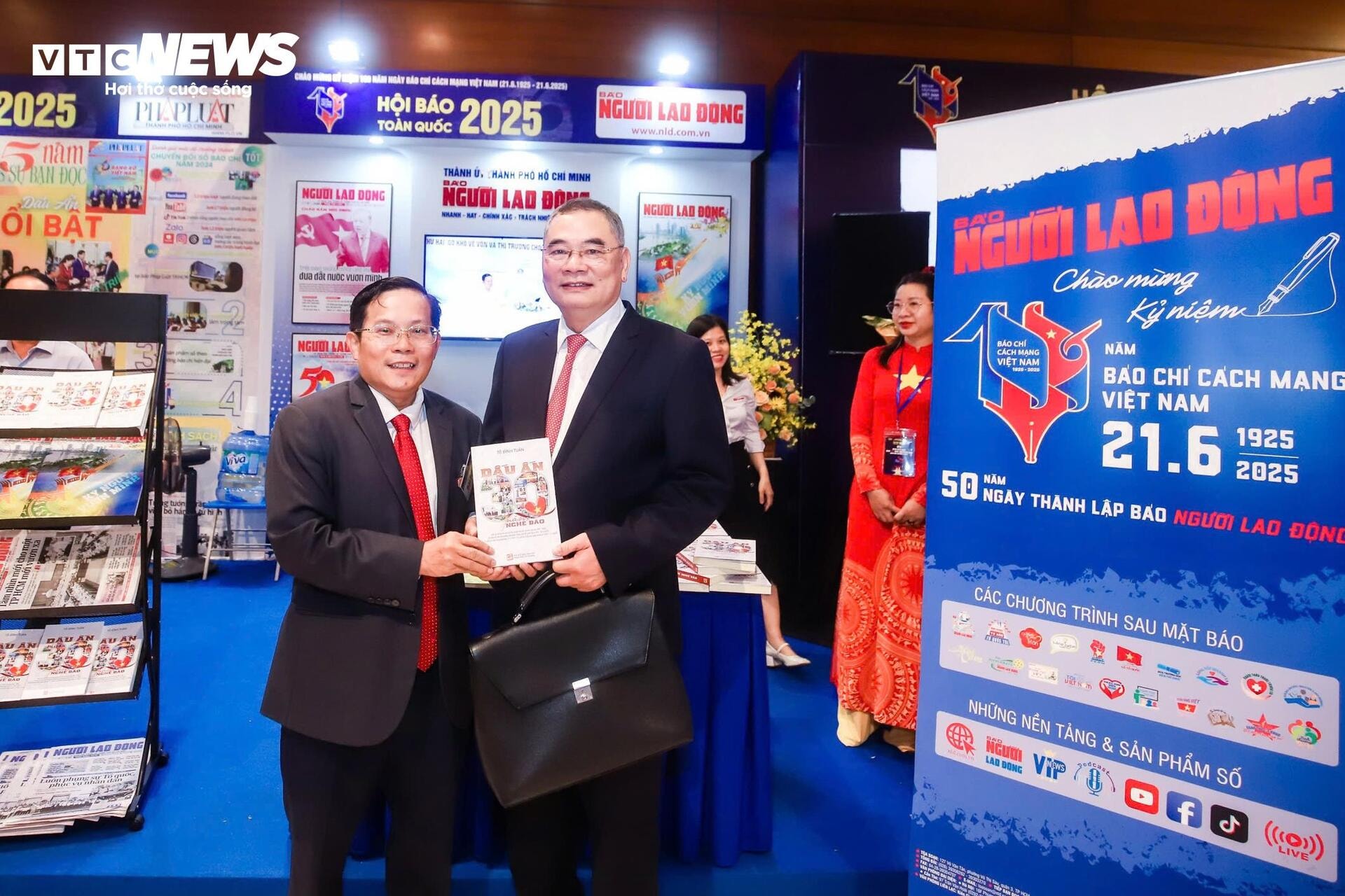 Tổng Bí thư, Thủ tướng, Chủ tịch Quốc hội tham quan Hội Báo toàn quốc 2025 - 16