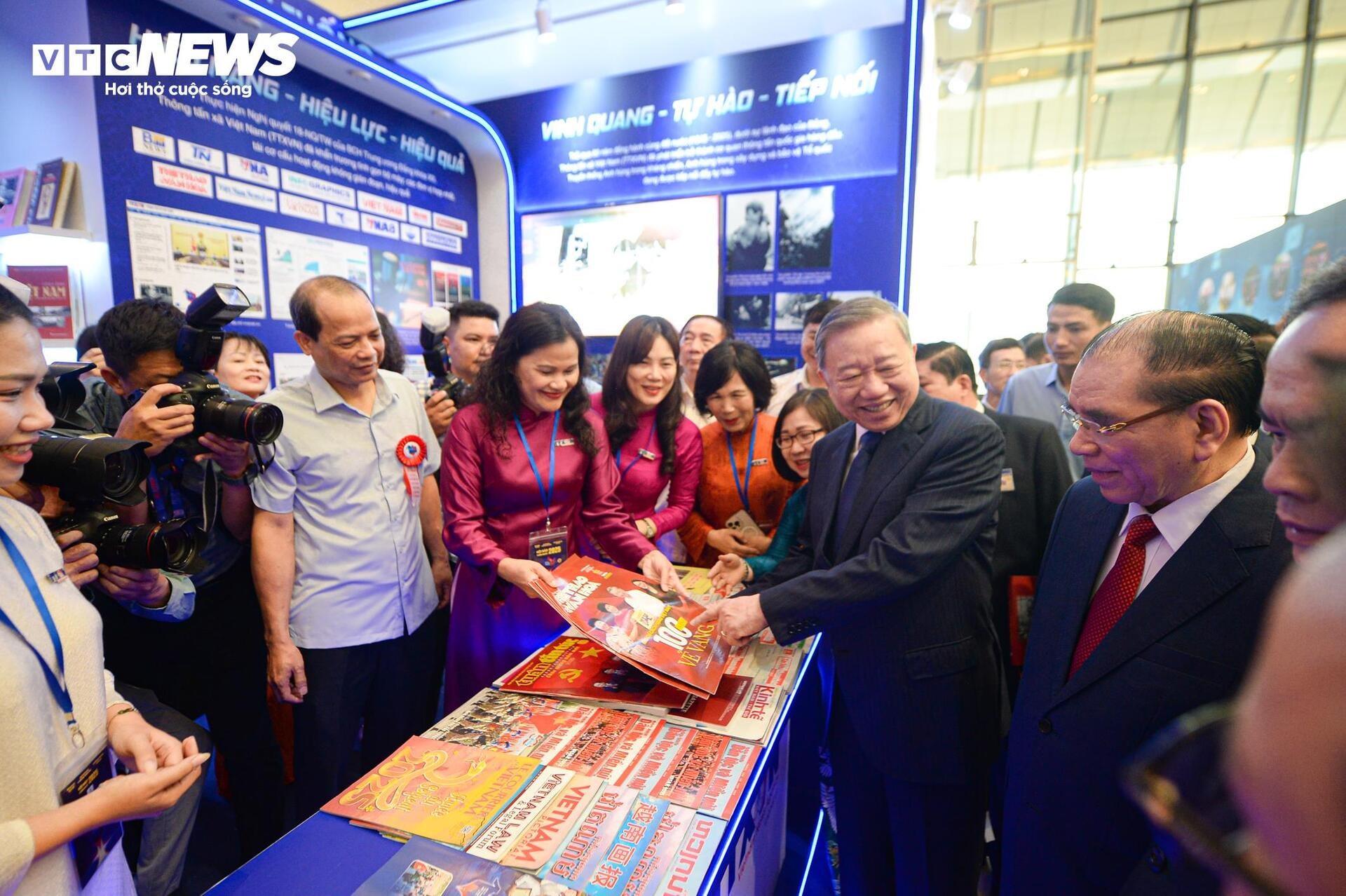 Tổng Bí thư, Thủ tướng, Chủ tịch Quốc hội tham quan Hội Báo toàn quốc 2025 - 5