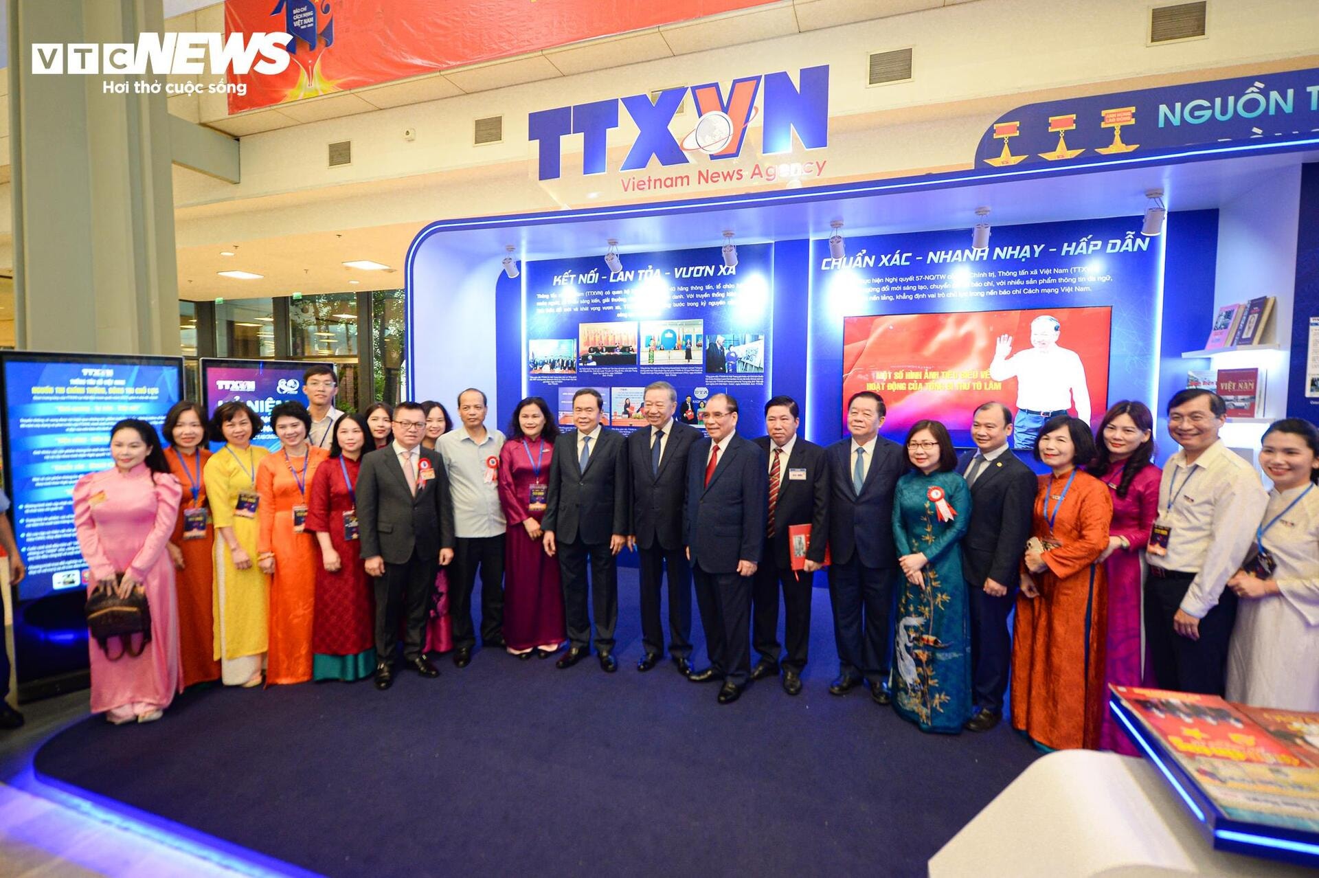 Tổng Bí thư, Thủ tướng, Chủ tịch Quốc hội tham quan Hội Báo toàn quốc 2025 - 6