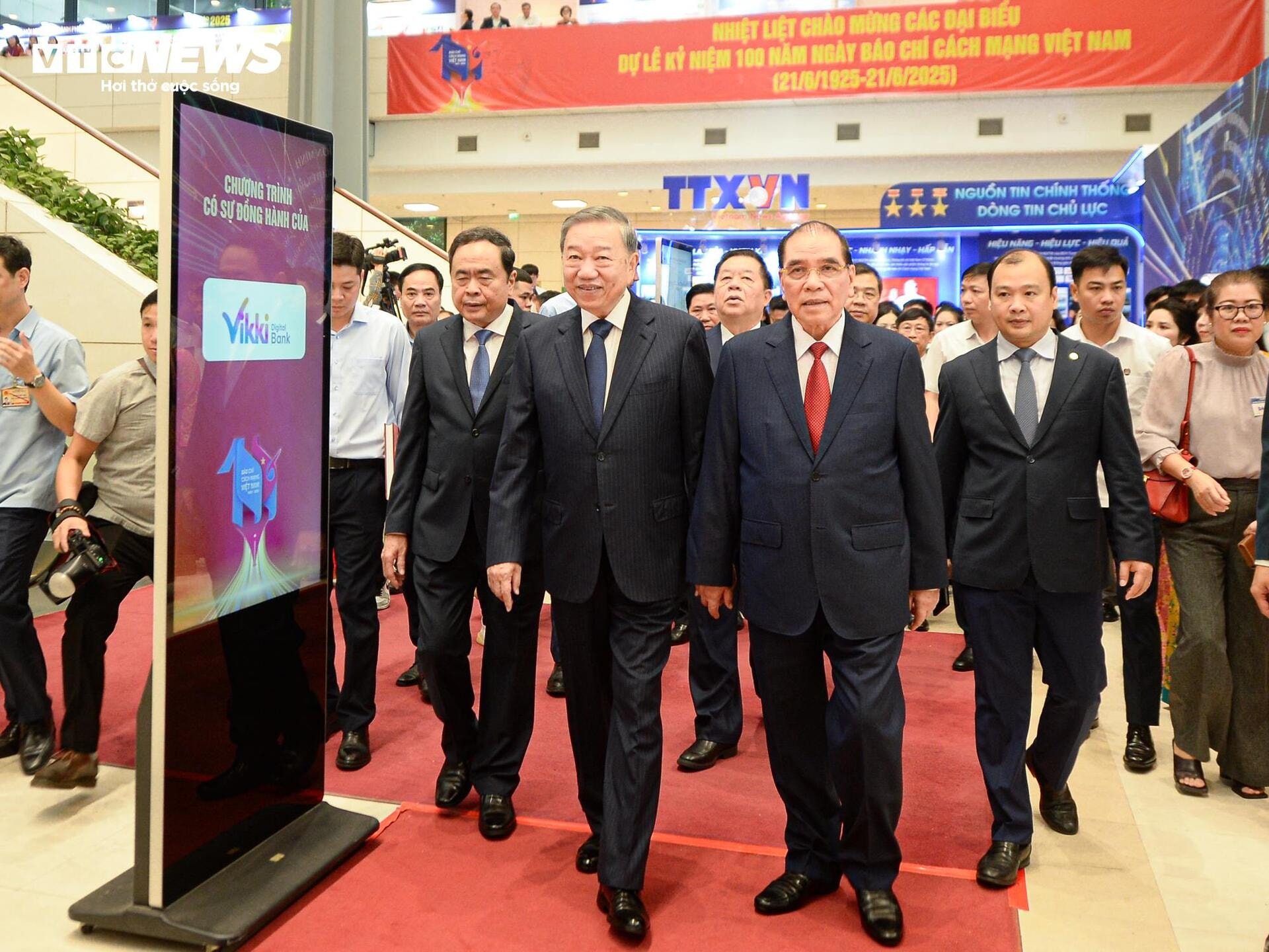 Tổng Bí thư, Thủ tướng, Chủ tịch Quốc hội tham quan Hội Báo toàn quốc 2025 - 4